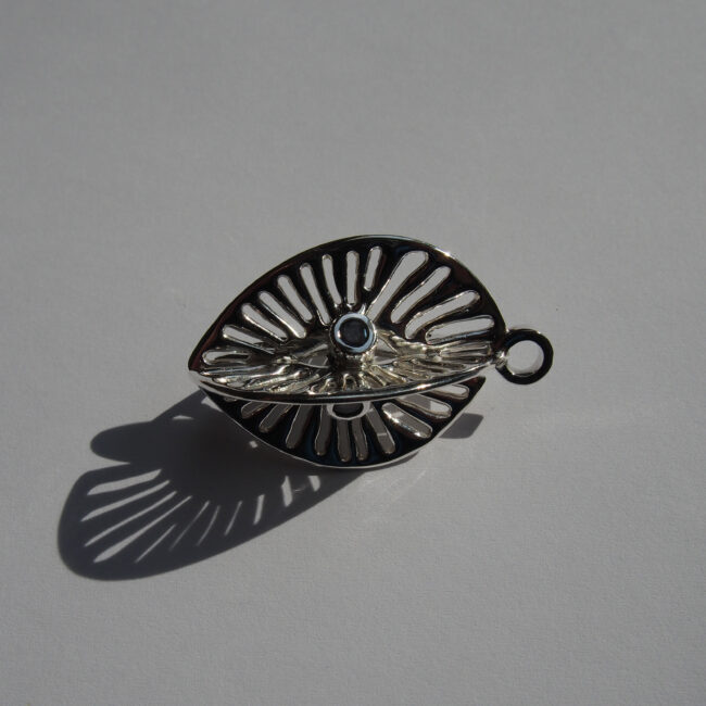 Pestka pendant with iolites