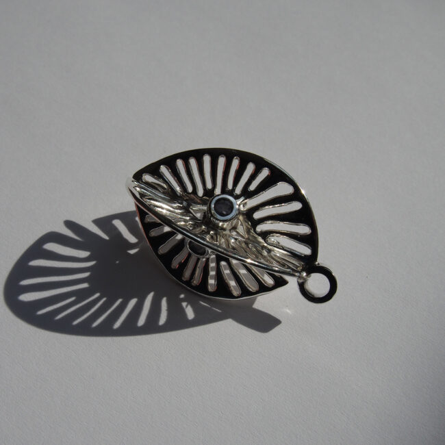 Pestka pendant with iolites