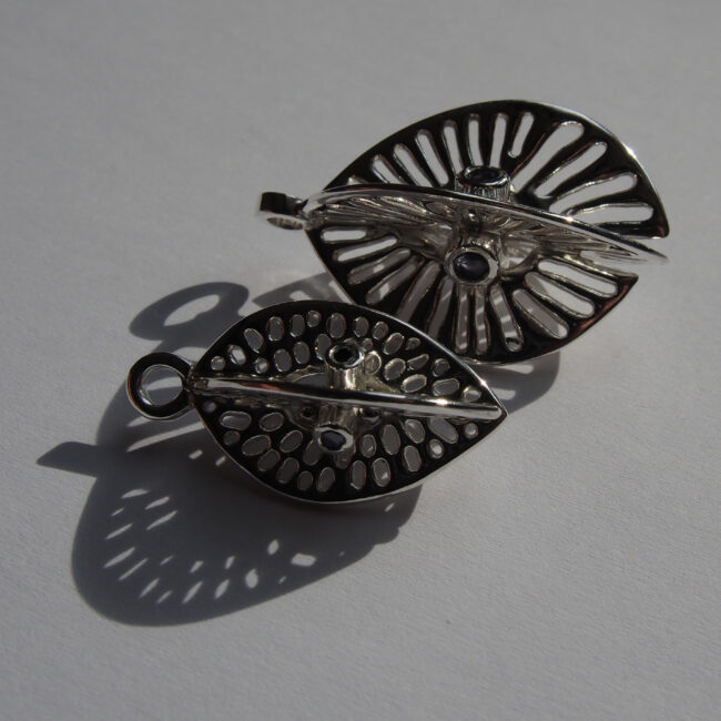 Pestka pendant with iolites