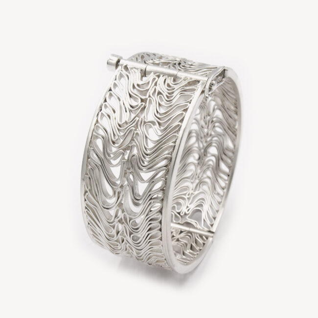 silver bracelet with a sapphire | ribbon