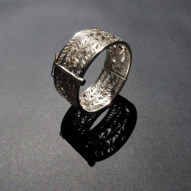 silver bracelet with a sapphire | ribbon