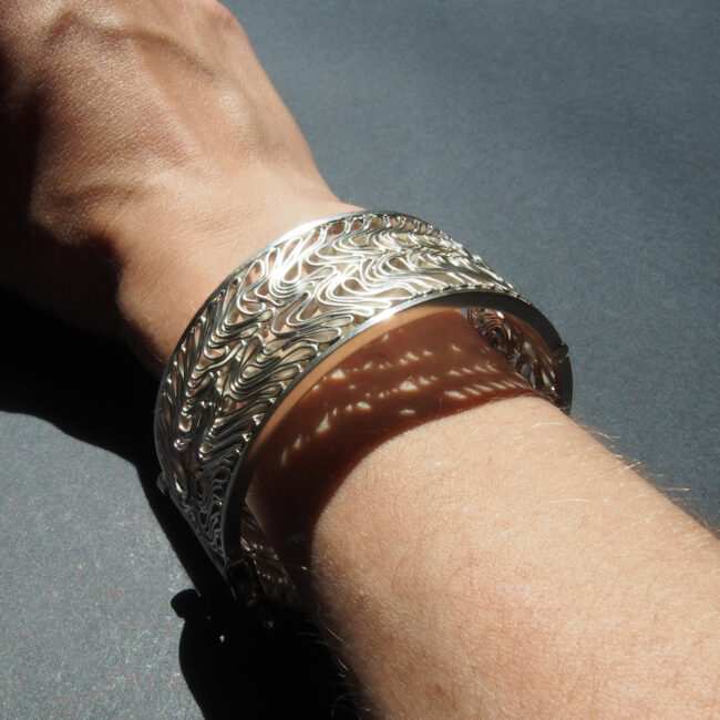 silver bracelet with a sapphire | ribbon