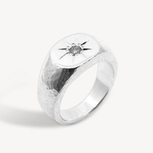 Srebrny sygnet męski z młotkowaną fakturą i diamentem, rękodzieło próby 925